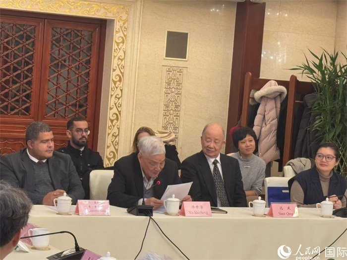 老一輩赴古留學(xué)生代表徐世澄在座談會(huì)上發(fā)言。人民網(wǎng)記者 趙健攝