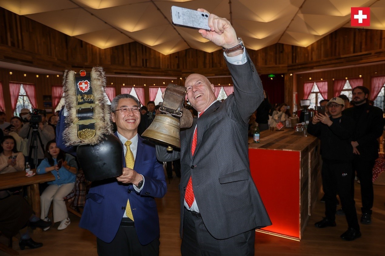 瑞士駐華大使白瑞誼與北京市西城區(qū)委副書記、代區(qū)長郅海杰搖響瑞士牛鈴，共同為小木屋揭幕。瑞士駐華大使館供圖