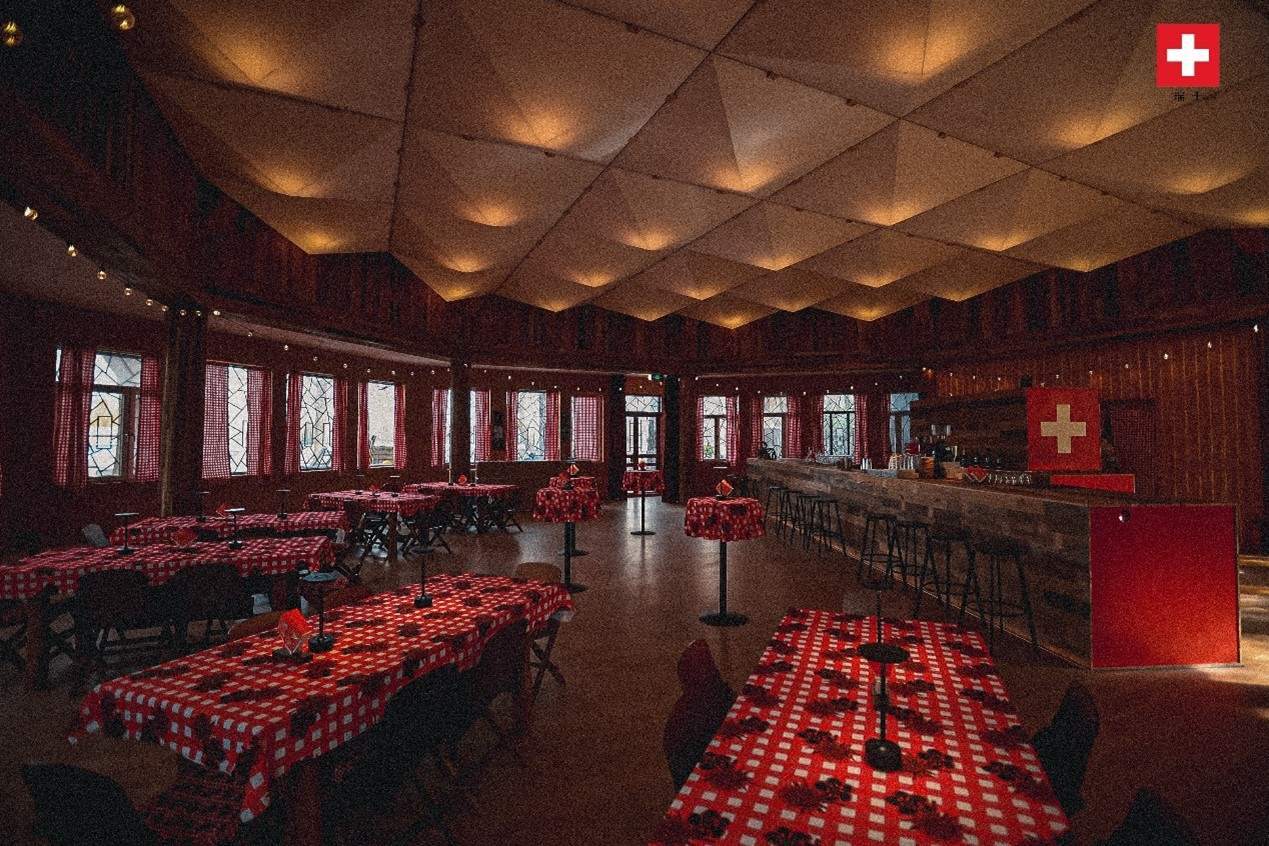 瑞士小木屋內(nèi)飾采用瑞士紅、森林棕與雪山白三種主色調(diào)，營造出自然與現(xiàn)代交融的氛圍。瑞士使館供圖