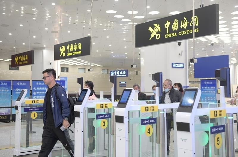 △2024年2月29日，旅客從橫琴口岸過(guò)關(guān)。