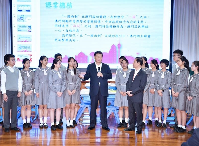 △2019年12月19日，在濠江中學(xué)附屬英才學(xué)校觀摩以“‘一國(guó)兩制’與澳門(mén)”為題的中國(guó)歷史公開(kāi)課后，習(xí)近平主席走到學(xué)生中間即席發(fā)表重要講話。