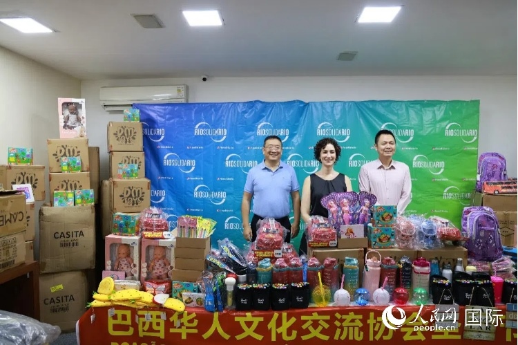 中國(guó)駐里約熱內(nèi)盧總領(lǐng)館副總領(lǐng)事王尉育（右）、里約慈善協(xié)會(huì)主席保拉·菲格雷多（中）、巴西華人文化交流協(xié)會(huì)主席上官建峰（左）出席捐贈(zèng)活動(dòng)并致辭。人民網(wǎng)記者 陳海琪攝