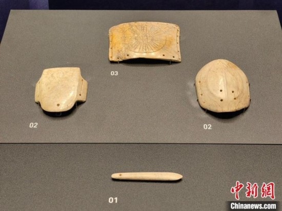 12月14日，“文明先鋒—凌家灘文化玉器展”在故宮博物院文華殿開幕。圖為展覽現(xiàn)場的玉龜、玉版和玉簽。 中新社記者 應(yīng)妮 攝