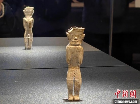 12月14日，“文明先鋒—凌家灘文化玉器展”在故宮博物院文華殿開幕。圖為展覽現(xiàn)場的立姿玉人。 中新社記者 應(yīng)妮 攝