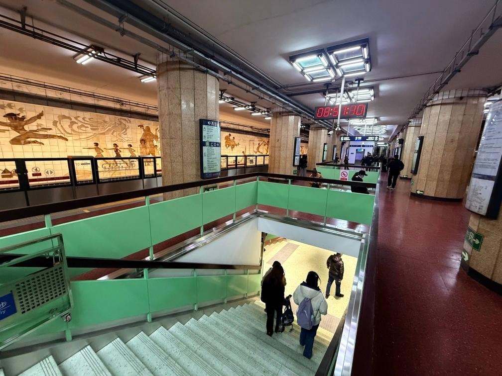 乘客從北京地鐵2號(hào)線東四十條站走“站中站”換乘地鐵3號(hào)線。新華社記者張驍 攝