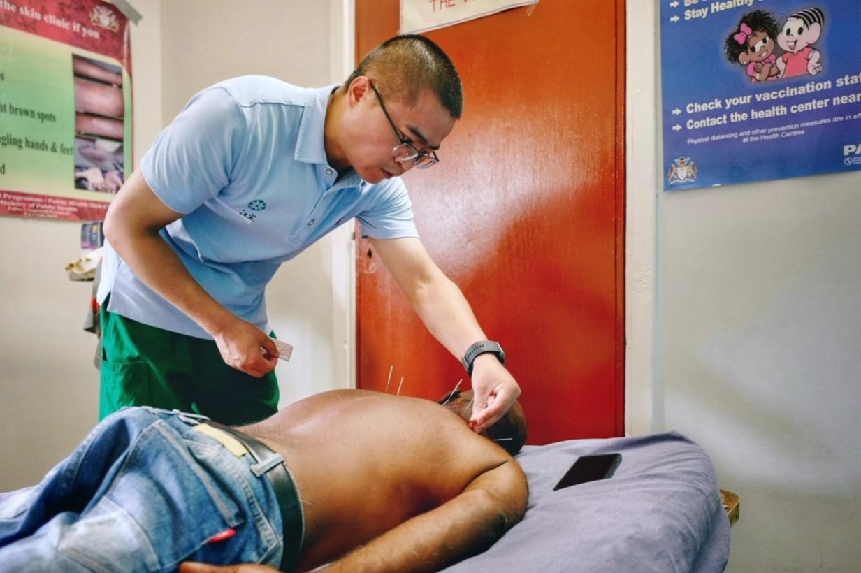 第20期中國（江蘇）援圭亞那醫(yī)療隊在圭偏遠(yuǎn)的林登高速社區(qū)開展義診。中國援圭醫(yī)療隊供圖