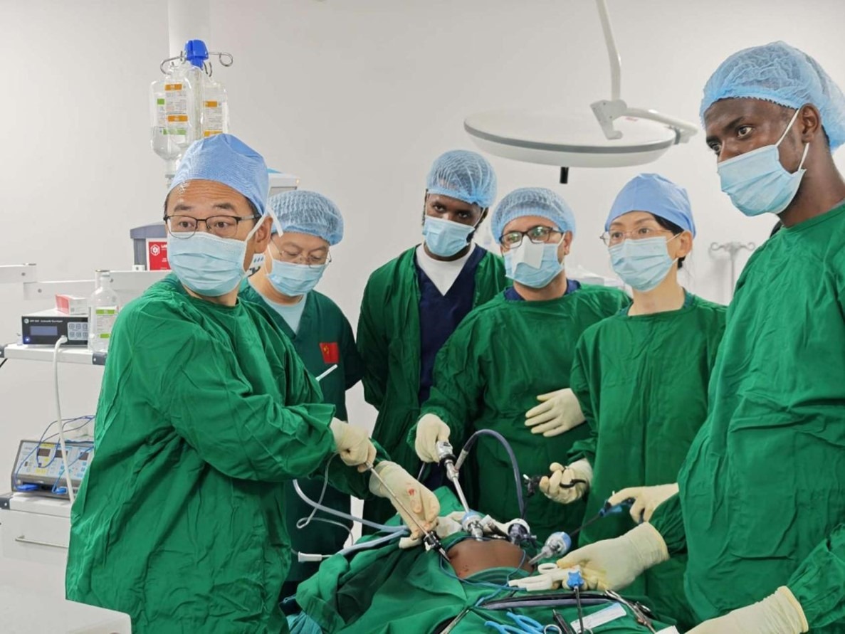 中外醫(yī)師合作進行腹腔鏡手術。中國援桑醫(yī)療隊供圖