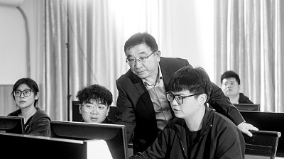 于濤教授對團隊成員進行技術(shù)指導。資料圖片