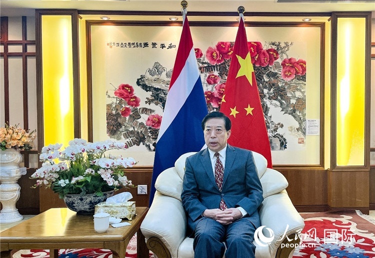 2024年12月10日，中國駐泰國大使韓志強(qiáng)在泰國曼谷接受中國—東盟中心（ACC）組織的“多彩東盟：2024年中國媒體東盟行”媒體團(tuán)采訪。人民網(wǎng)記者 羨江楠攝