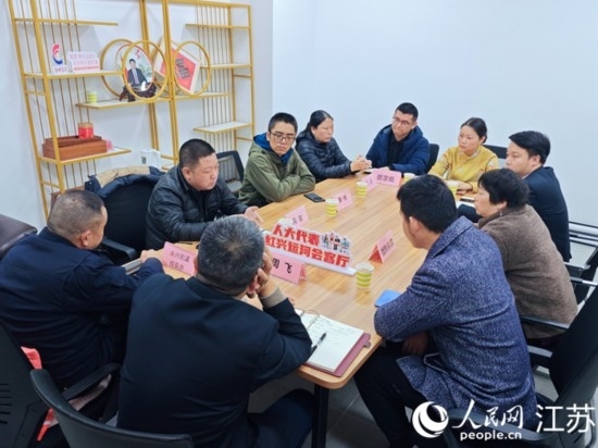 “紅興會客廳”，一場助企紓困協(xié)調(diào)會正在進(jìn)行。人民網(wǎng) 徐晨曦攝