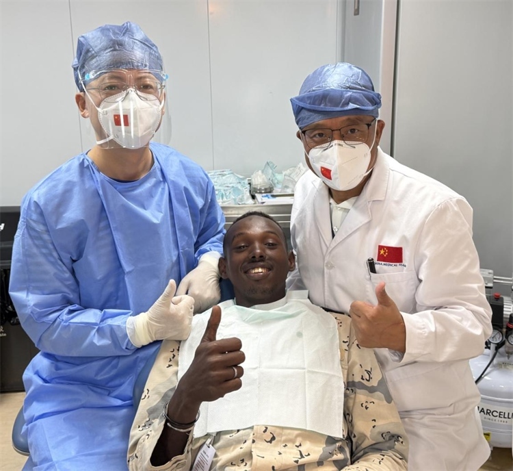 援吉醫(yī)療隊(duì)口腔科王瑋主任與“和平方舟”號(hào)醫(yī)院船醫(yī)務(wù)人員共同為一名當(dāng)?shù)匮浪柩谆颊咴\療。中國(guó)（山西）第23批援吉布提醫(yī)療隊(duì)供圖