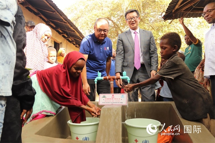 安全供水工程揭牌儀式現(xiàn)場。施亮攝