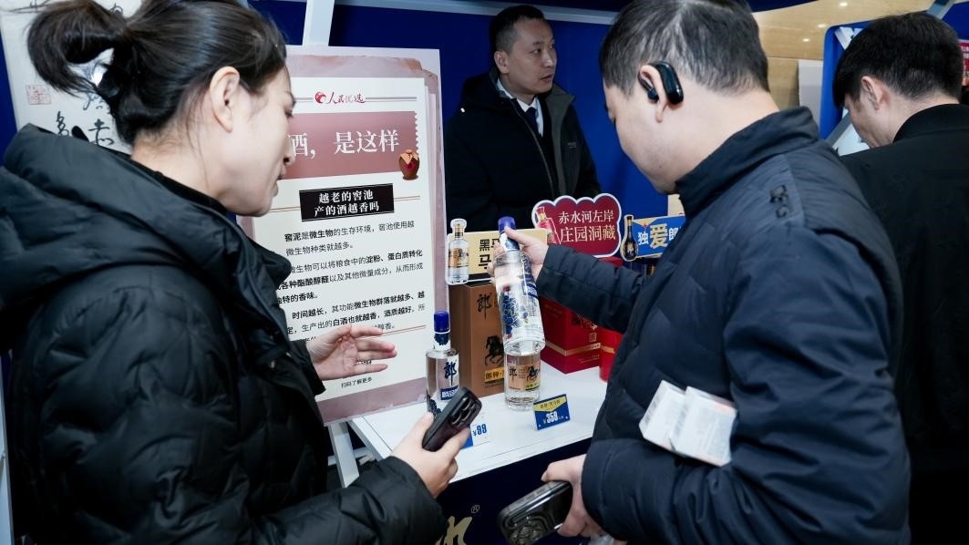 白酒展位負責(zé)人在為嘉賓介紹。張新攝