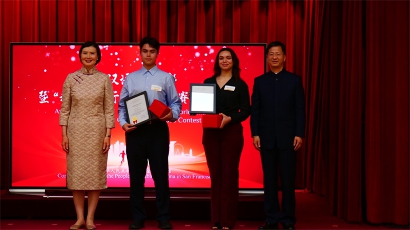駐舊金山總領(lǐng)事張建敏及其夫人鄭心為選手頒獎(jiǎng)。李鑫江攝