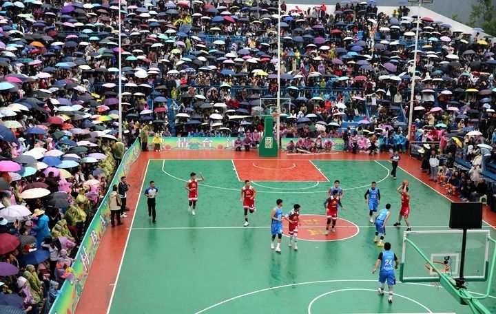 2024年5月1日，人們?cè)谫F州省黔東南苗族侗族自治州臺(tái)江縣臺(tái)盤鄉(xiāng)臺(tái)盤村觀看“村BA”球王爭(zhēng)霸賽。 新華社發(fā)（余天英 攝）