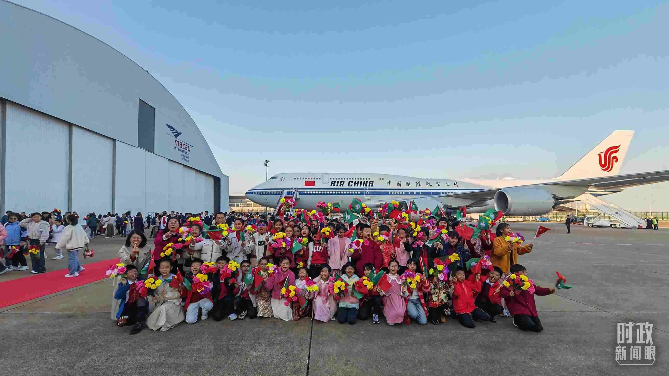 △歡迎儀式后，歡迎人群合影留念。（總臺(tái)央視記者劉琦拍攝）