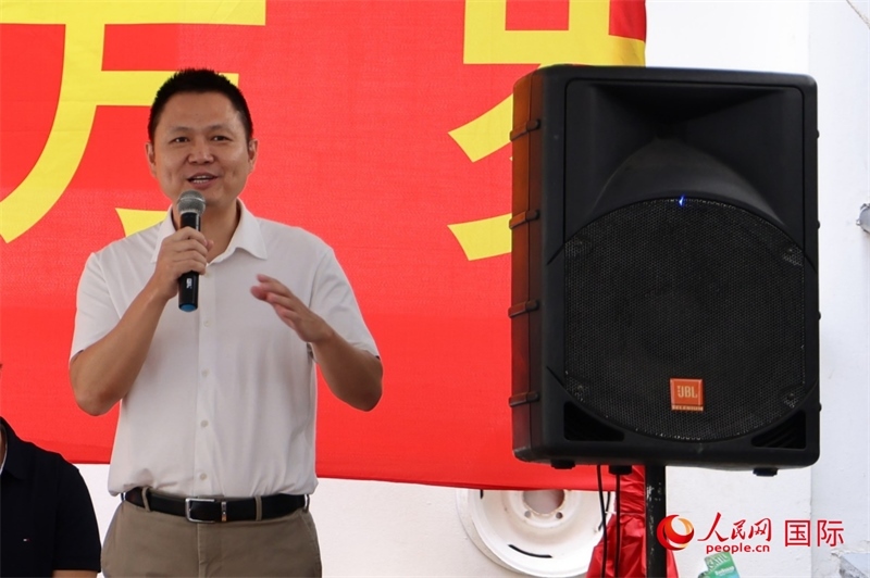 中國駐里約總領(lǐng)館副總領(lǐng)事王尉育在捐贈(zèng)活動(dòng)上致辭。人民網(wǎng)記者 陳海琪攝