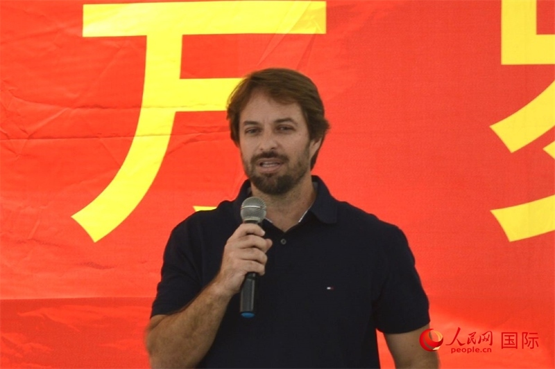 里約州環(huán)境與可持續(xù)發(fā)展廳副廳長費(fèi)利佩·克魯奇克在捐贈(zèng)活動(dòng)上致辭。人民網(wǎng)記者 陳海琪攝