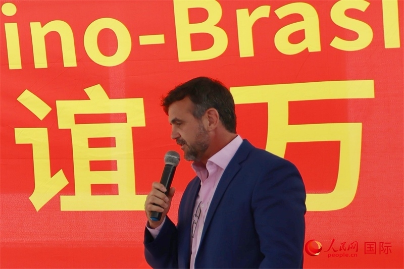 里約州國家環(huán)境研究所所長雷納托·若爾當(dāng)在捐贈(zèng)活動(dòng)上致辭。人民網(wǎng)記者 陳海琪攝