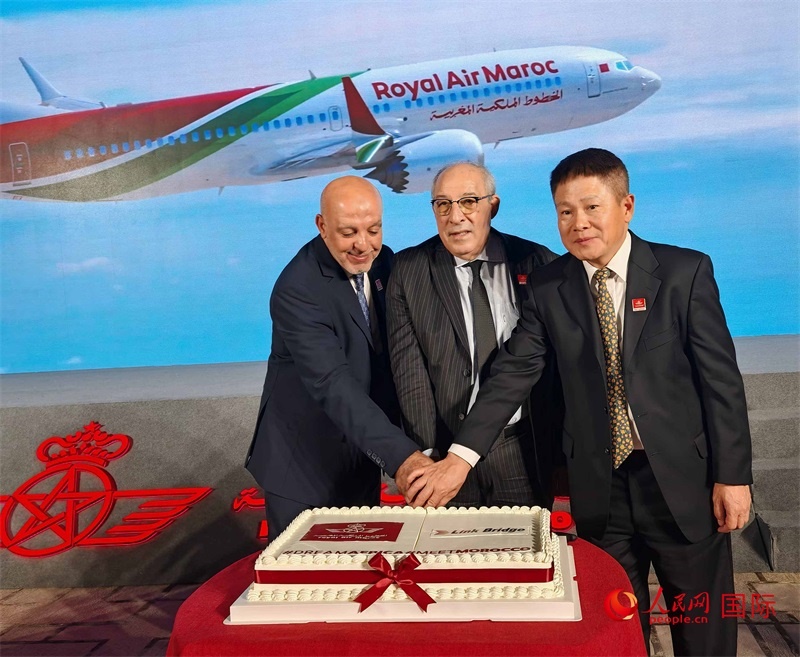 中摩雙方嘉賓共同切蛋糕，慶祝兩國直飛復航。人民網記者 李琰攝