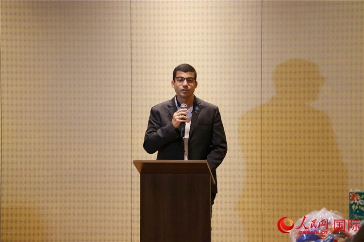 里約市政府代表、國際關(guān)系顧問菲利普在捐贈活動上致辭。人民網(wǎng)記者 陳海琪攝