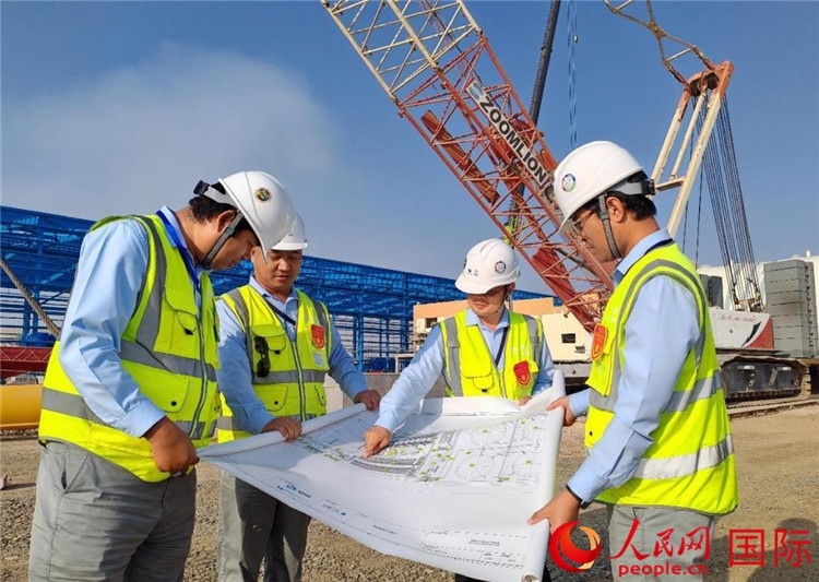 管理團隊現(xiàn)場查看項目進展。人民網(wǎng)記者 管克江攝