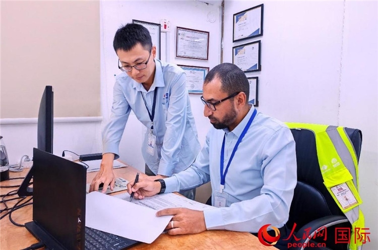 中外員工共同跟進項目進展。人民網(wǎng)記者 管克江攝