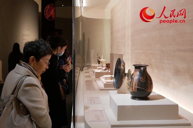 11月13日，觀眾正在國博參觀“美的多元——古希臘的藝術(shù)與生活”展。人民網(wǎng)記者 韋衍行攝