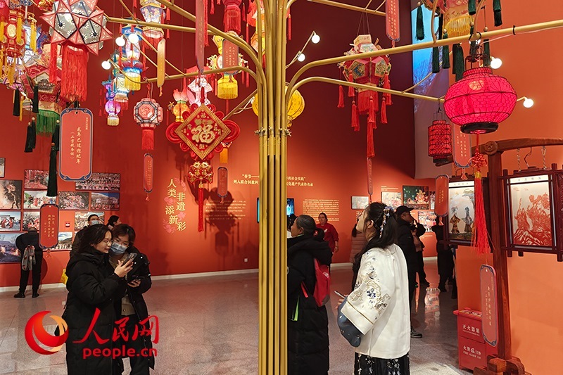 12月21日，觀眾正在參觀“過年——春節(jié)主題展”。人民網(wǎng)記者 韋衍行攝