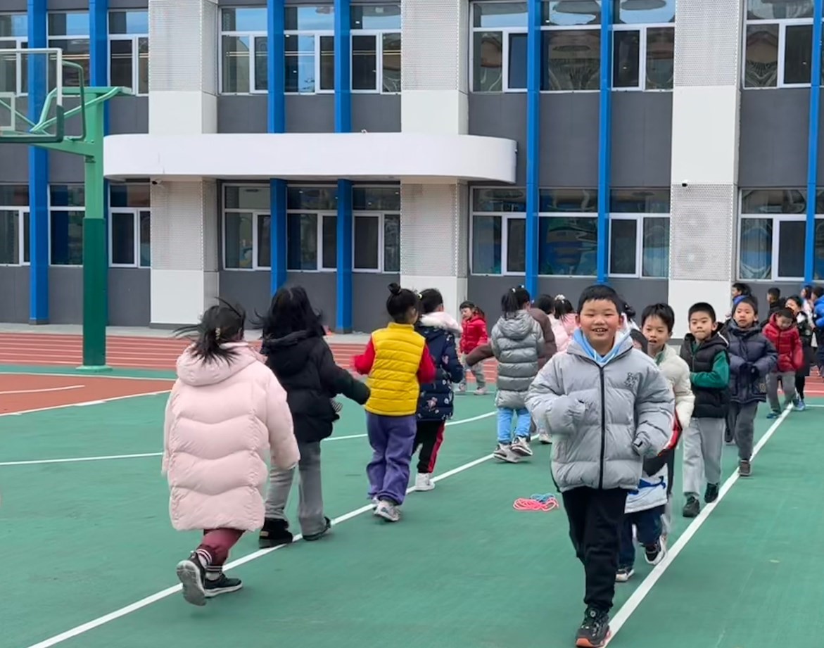 一年級(jí)的同學(xué)課間跑步 。學(xué)校供圖