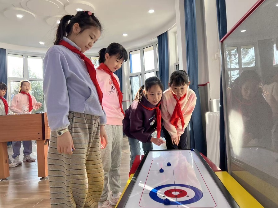 學(xué)生們?cè)谏傧汝?duì)大廳進(jìn)行課間活動(dòng)。人民網(wǎng) 白炅攝