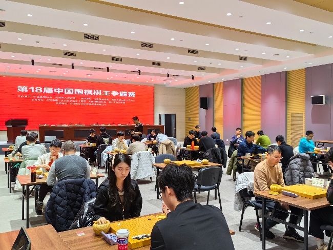 棋手在比賽中。人民網(wǎng)記者 李乃妍攝