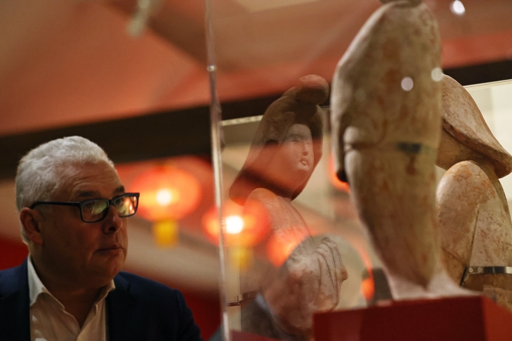 2024年11月18日，在位于法國巴黎的吉美國立亞洲藝術博物館，一名觀眾參觀“中國·唐——一個多元開放的朝代（7至10世紀）”展覽。新華社記者 高靜 攝