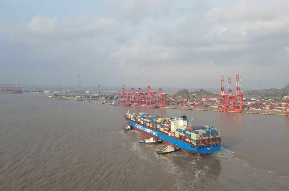 “新上海”輪抵達洋山港，這是自秘魯錢凱港開港后首個“錢凱—上海”正式航次（2024年12月18日攝，無人機照片）。新華社記者 方喆 攝