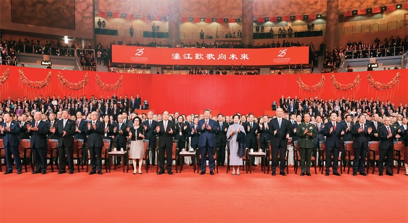 2024年12月19日晚，慶祝澳門(mén)回歸祖國(guó)25周年文藝晚會(huì)在澳門(mén)東亞運(yùn)動(dòng)會(huì)體育館舉行。中共中央總書(shū)記、國(guó)家主席、中央軍委主席習(xí)近平觀(guān)看演出。晚會(huì)最后，習(xí)近平同全場(chǎng)觀(guān)眾一起高唱《歌唱祖國(guó)》。 新華社記者 丁林/攝