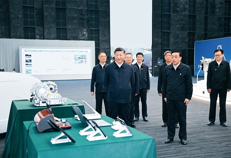 2024年10月17日至18日，中共中央總書(shū)記、國(guó)家主席、中央軍委主席習(xí)近平在安徽考察。這是17日下午，習(xí)近平在合肥濱湖科學(xué)城察看安徽省重大科技創(chuàng)新成果集中展示。 新華社記者 謝環(huán)馳/攝