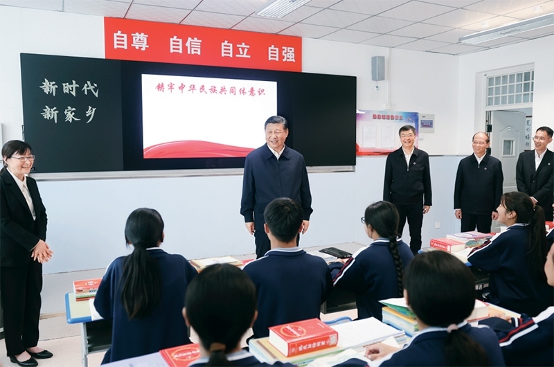 2024年6月18日至19日，中共中央總書(shū)記、國(guó)家主席、中央軍委主席習(xí)近平在青?？疾臁＿@是18日下午，習(xí)近平在果洛西寧民族中學(xué)高一（1）班觀(guān)摩“新時(shí)代、新家鄉(xiāng)”主題思政課。 新華社記者 鞠鵬/攝