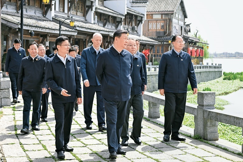 2024年3月18日至21日，中共中央總書(shū)記、國(guó)家主席、中央軍委主席習(xí)近平在湖南考察。這是19日上午，習(xí)近平在常德河街考察。 新華社記者 謝環(huán)馳/攝