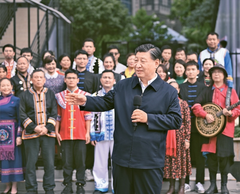 2023年12月14日至15日，中共中央總書(shū)記、國(guó)家主席、中央軍委主席習(xí)近平在廣西考察。這是14日上午，習(xí)近平在南寧市良慶區(qū)蟠龍社區(qū)考察時(shí)，同社區(qū)各族群眾親切交流。 新華社記者 燕雁/攝