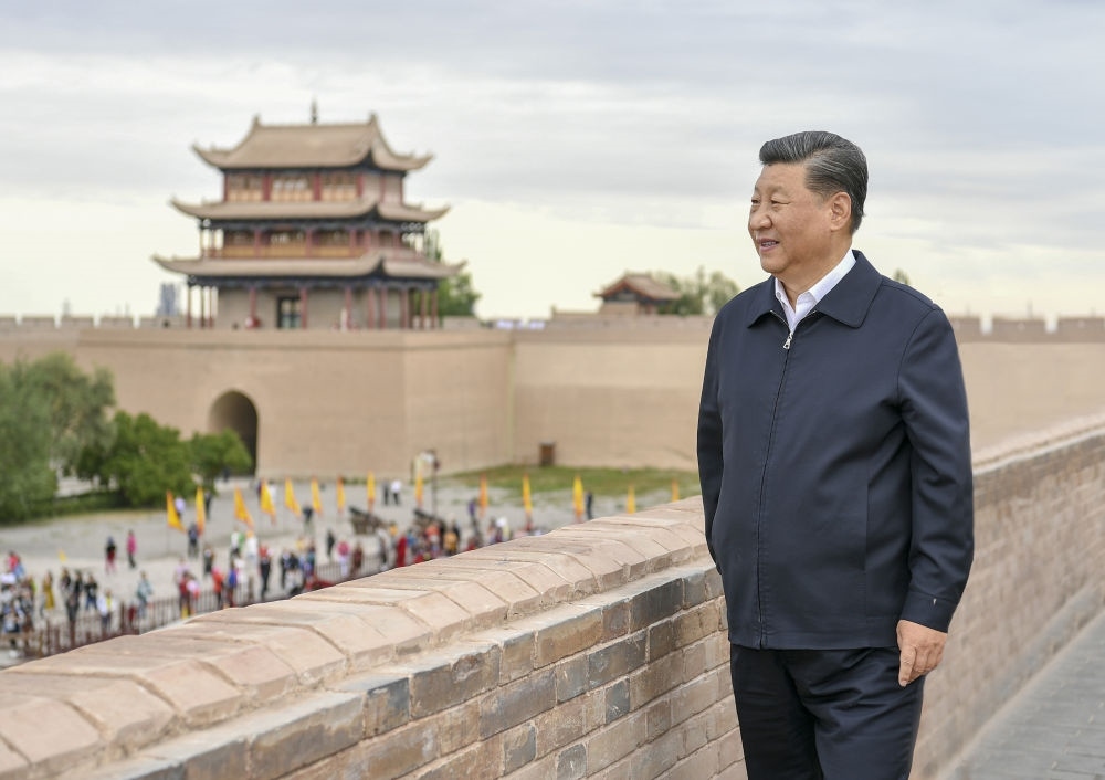 2019年8月20日上午，習(xí)近平總書記來到嘉峪關(guān)關(guān)城，登上城樓察看關(guān)城整體面貌，聽取河西走廊長城、關(guān)隘歷史文化情況介紹。新華社記者 謝環(huán)馳 攝