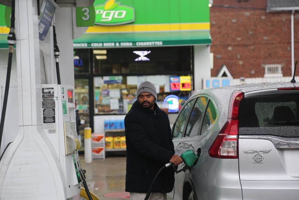 2024年12月11日，一名男子在美國紐約一處加油站加油。新華社記者劉亞南 攝