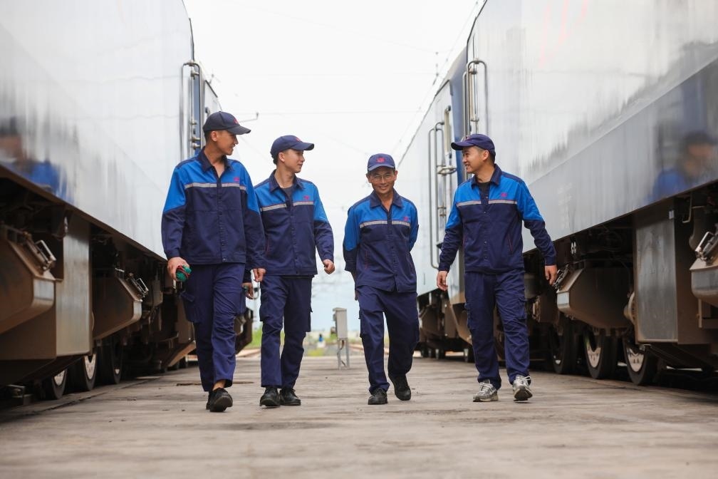 2024年9月9日，來自中國、老撾的師徒4人在中老鐵路萬象運(yùn)營管理中心的機(jī)車檢修庫內(nèi)。新華社發(fā)（楊永全攝）