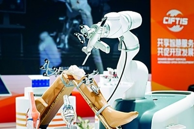 2024年中國國際服務(wù)貿(mào)易交易會上展出的人工智能骨科手術(shù)機器人。新華社發(fā)