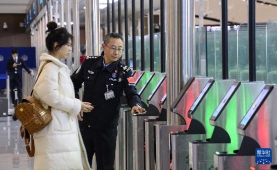 1月2日，大興機(jī)場(chǎng)邊檢站警察指導(dǎo)旅客使用自助出境設(shè)備。新華社記者 李欣 攝