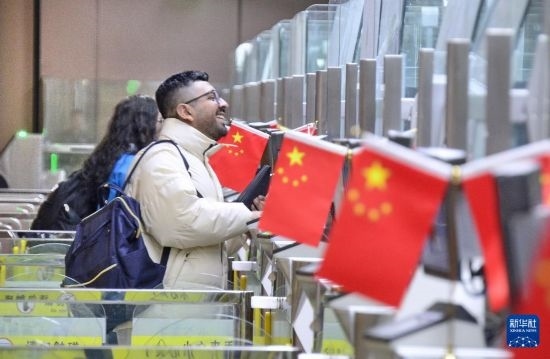 1月2日，國(guó)外旅客通過(guò)大興機(jī)場(chǎng)邊檢站入境。新華社記者 李欣 攝
