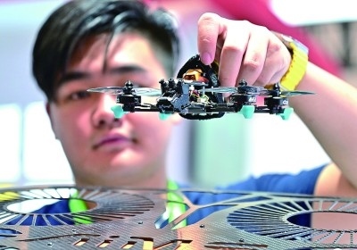 在首屆晉江科技成果轉化對接洽談會智能裝備展位，工作人員在展示無人機研究成果。新華社發(fā)