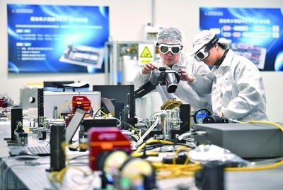 科研人員在中國科學院西安光學精密機械研究所阿秒科學與技術研究中心做實驗。新華社發(fā)