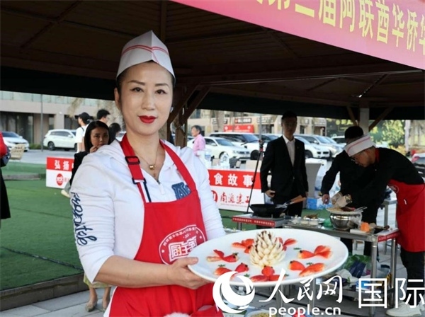 一名參賽選手展示冷盤“荷塘月色”。人民網(wǎng)記者 管克江攝