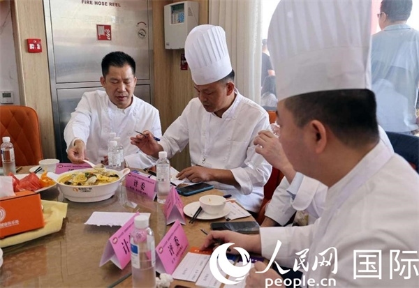 評委正在品嘗菜品并打分。人民網(wǎng)記者 管克江攝