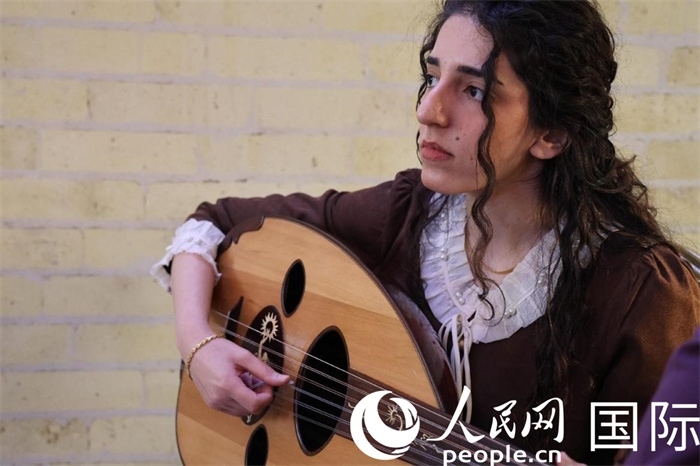 烏德琴女學(xué)員邁希恩。人民網(wǎng) 伊納斯·易卜拉欣攝